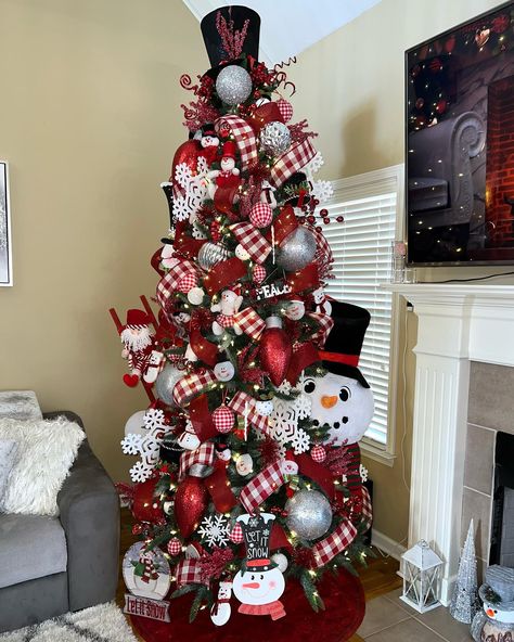 Snowman Themed Tree, Snow Man Christmas Tree Diy, Snowman Themed Christmas Tree, Snowman Christmas Tree Ideas, Snowman Christmas Trees, Red And White Ornaments, Christmas Tree Inspo, White Christmas Tree Decorations, Themed Christmas Tree