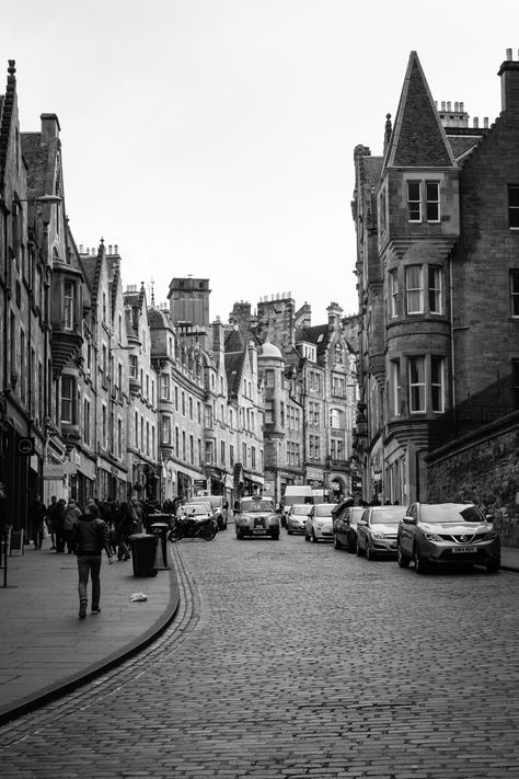 Cockburn Street, Edinburgh. October, 2016. #blackandwhite #streetphotography #fujifilmxt2 #fujifilm #edinburgh #scotland #unitedkingdom Edinburgh October, Edinburgh Black And White, Edinburgh Scotland, Edinburgh, Street Photography, New York Skyline, Scotland, Mood Board, United Kingdom