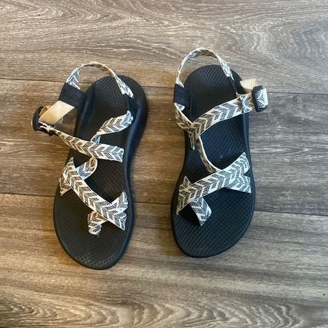 Chaco Sandals. Granola Girl Sandals, Chacos Sandals Aesthetic, Chocos Shoes, Cute Chacos, Beachy Shoes, Sandals Aesthetic, Chaco Sandals, Things I Need To Buy, Chacos Sandals