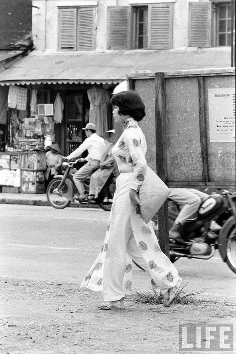 vintage everyday: Vintage Photos of Vietnamese Women Dressing in "Ao Dai" on the Streets of Saigon in the 1960s Traditional Vietnamese Clothing, Vietnam Costume, Vietnamese Fashion, Ancient Vietnam, Good Morning Vietnam, Decades Fashion, Vietnamese Clothing, The Last Samurai, Saigon Vietnam