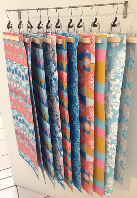 Hanging fabric samples idea Diy Craft Displays, Mungo Homes, Fabric Organization, Awning Window, Exhibit Ideas, Textile Collection, Fabric Display, Curtain Shop, Store Interiors