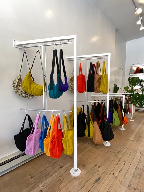 Retail Bag Display, Bag Store Interior Design, Bags Store Interior Design, Bag Showroom Display, Bags Exhibition Display, Bag Showroom, Display Rack Ideas, Porter Bag, Storefront Design