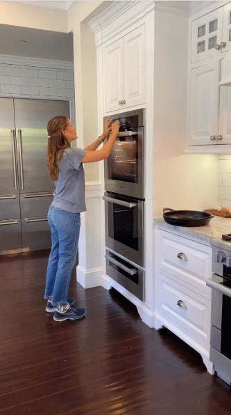 Jennifer Garner Is Reviving This Dated Kitchen Trend Bloxburg House Kitchen Ideas, Double Oven Microwave, Build House Ideas, Kitchen Cabinets Upgrade, Cabinet Detail, Microwave Kitchen, Dated Kitchen, Cool Summer Palette, Sink Skirt