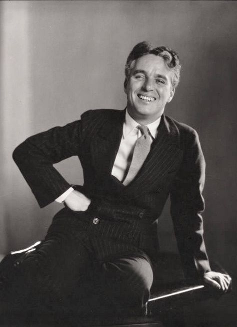 Charles Chaplin fotografiado por Edward Steichen, 1931 Mabel Normand, Chaplin Film, Charles Spencer Chaplin, Classic Actors, Doug Mcclure, Edward Steichen, Peter O'toole, Douglas Fairbanks, Charles Spencer