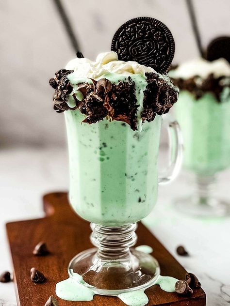 Chocolate Mint Milkshake, Aesthetic Milkshake, Green Milkshake, Mint Drinks, Phyllo Rolls, Baklava Rolls, Introvert Aesthetic, Mint Dessert, Mint Milkshake