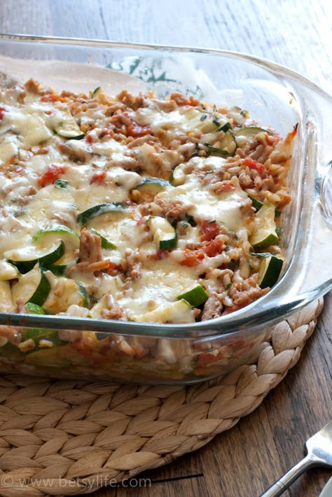 Make Ahead Cheesy Zucchini and Turkey Casserole. A healthy time saving dinner recipe for busy days Ground Turkey Casserole, Turkey Casserole Recipe, Ground Turkey Recipes Healthy, Healthy Casserole Recipes, Turkey Casserole, Cheesy Zucchini, Diner Recept, Healthy Casseroles, Ground Turkey Recipes