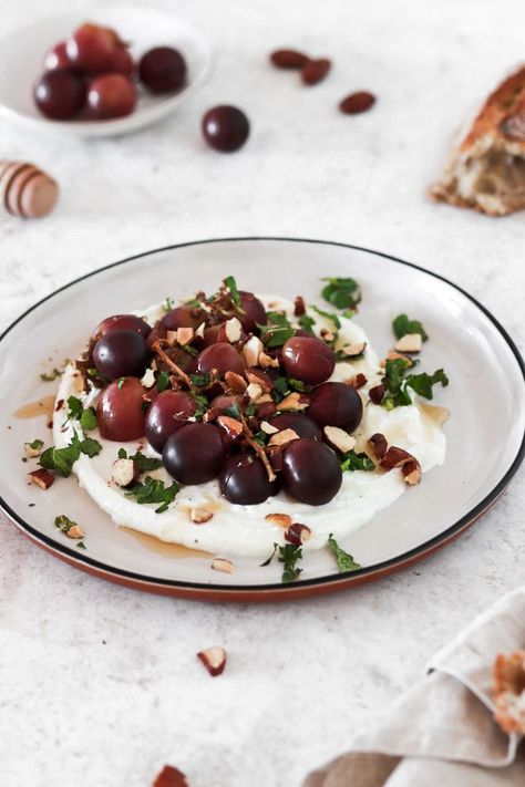 This is a wonderful, delicious and super easy dish made with whipped feta cheese, roasted warm grapes and honey. This dish is a wonderful mix of sweet and savory. Serve it as an appetizer along with your favorite bread or as a side dish. #vegetarianrecipes #vegetariskt #middag #godmat #hälsa #recept #easyrecipe #sidedish #appetizer #quickrecipes #fetacheese #roastedgrapes Whipped Feta With Roasted Grapes, Whipped Feta Cheese, Grape Appetizers, Roasted Grapes, Best Holiday Appetizers, Food Fall, Honey Bread, Savory Cheese, Feta Dip