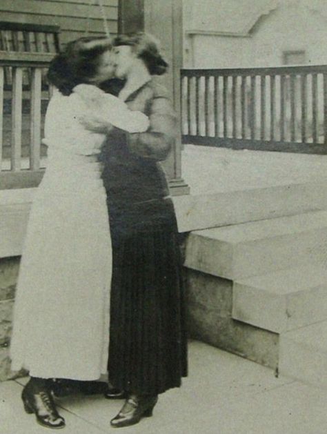 Vintage Lesbian, Museum Outfit, Woman Loving Woman, Vintage Couples, A Kiss, Vintage Love, Hollywood Glamour, Drive In, Vintage Photographs