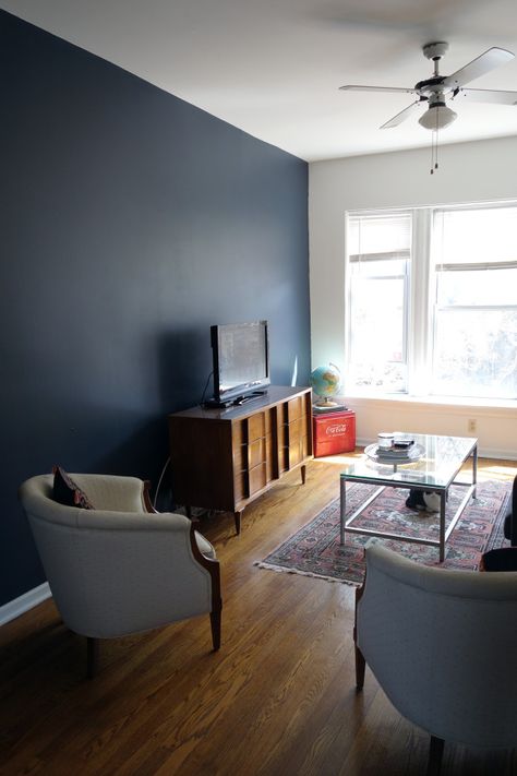 mid-century living room with navy accent wall. Hale Navy from Benjamin Moore Living Room Wallpaper Accent Wall, Blue Accent Wall Living Room, Wallpaper Living Room Accent Wall, Navy Accent Walls, Hale Navy Benjamin Moore, Blue Bedroom Design, Navy Living Rooms, Dream House Living Room, Color Palette Living Room