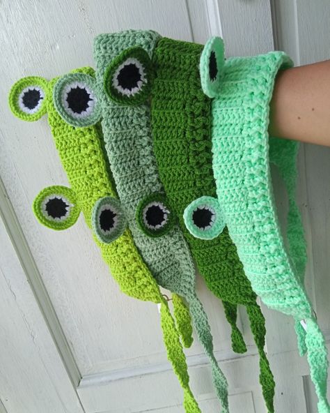 Crochet earmuffs Crochet Frog Earmuffs, Crochet Frog Headband, Crochet Earmuffs, Frog Diy, Crochet Bts, Coffee Crochet, Crochet Headband Tutorial, Crochet Green, Crochet Bandana