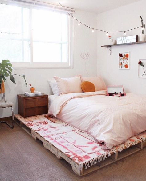 Wooden Pallet Beds, Diy Pallet Bed, Pallet Beds, Pallet Bed, Top Diy, Dekorasi Kamar Tidur, Teen Bedroom Decor, Pallet Ideas, Cute Room Decor