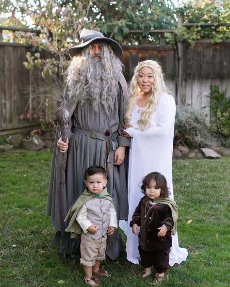 Unique Family Halloween Costumes, Cute Family Halloween Costumes, Family Costume Ideas, Family Halloween Costume Ideas, Lotr Costume, Family Halloween Costume, Family Cosplay, Addams Family Costumes, Fair Outfits