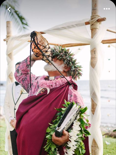 Hawaiian Wedding Traditions, Traditional Hawaiian Wedding Dress, Traditional Hawaiian Wedding, Hawaiian Wedding Themes, Hawaiian Wedding Dress, Wedding Surprise, Vintage Shoot, Maui Destination Wedding, Diy Outdoor Weddings