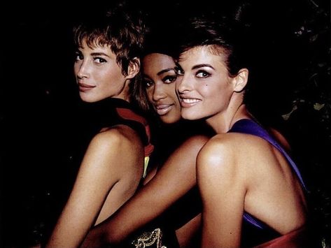 Naomi Campbell, Christy Turlington & Linda Evangelista by Roxanne Lowit Roxanne Lowit, Versace Runway, Models Backstage, Stephanie Seymour, Original Supermodels, 90s Supermodels, Carla Bruni, The Trinity, Linda Evangelista