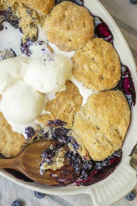 Sourdough blueberry cobbler combines blueberries with butter and a hint of sweetness, topped with sourdough biscuits and baked until golden brown. Sourdough Dessert, Sourdough Blueberry, Farmhouse On Boone, Pumpkin Cobbler, Sourdough Biscuits, Cobbler Topping, Sourdough Starter Discard Recipe, Berry Cobbler, Homemade Sourdough