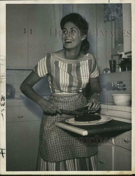 50s Housewife, Southern Living Recipes, Doug Mcclure, Meal Train Recipes, Vintage Housewife, Happy Housewife, Grandmas Kitchen, Southern Women, Vintage Baking