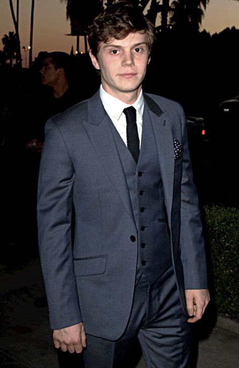 Evan Peters Full Body Picture, Evan Peters In A Suit, Evan Peters Full Body Pic, Horror Asylum, Ahs Asylum, Evan Peters American Horror Story, Peter Maximoff, Evan Thomas, Matthew Gray Gubler