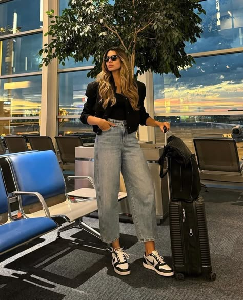 Começando o dia com esse dump de inspirações #aerolook ✈️ Qual proposta faz mais o seu estilo? Airport Outfit Summer Beach, Los Angeles Aesthetic Outfit, Outfits For London, Cute Airport Outfit, Airport Outfit Ideas, Airport Outfit Summer, Los Angeles Aesthetic, White Manicure, Airport Outfits