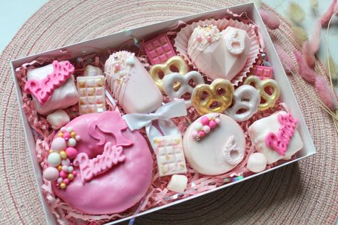 Chocolate Dipped Treat Boxes, Treat Boxes Ideas Packaging, Barbie Treats, Valentines Brownies, Oreo 4, Cake Pucks, Donut Decorating Ideas, Treat Business, Covered Marshmallows