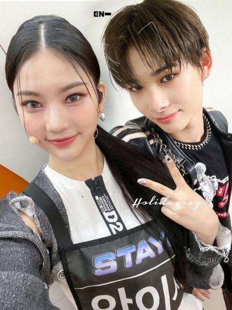 Niki With His Sister, Kpop Couples, Korean Boys, Wallpaper Vintage, Iphone Wallpaper Vintage, Wallpapers Vintage, Little Sisters, Dark Aesthetic, بلاك بينك