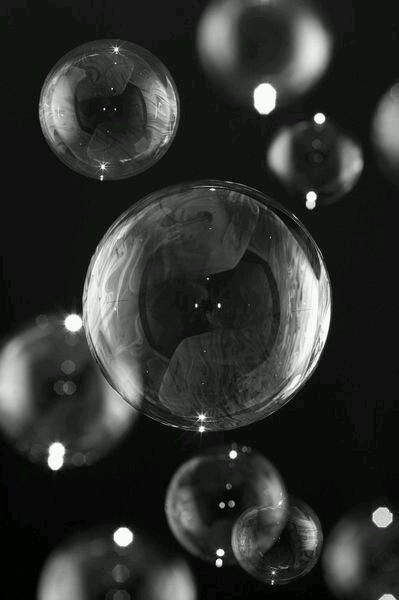 Black And White Photograph, Plakat Design, Blowing Bubbles, Foto Tips, Soap Bubbles, Black And White Aesthetic, White Picture, Black White Photos, Black N White