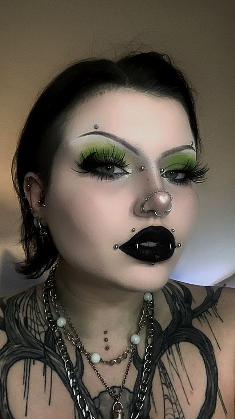 Edgy Green Makeup, Goth Makeup For Blue Eyes, Green And Black Goth Makeup, Black Green Eyeshadow, Dark Green And Black Makeup, Green Emo Makeup, Green Gothic Makeup, Green Makeup Goth, Alt Green Makeup