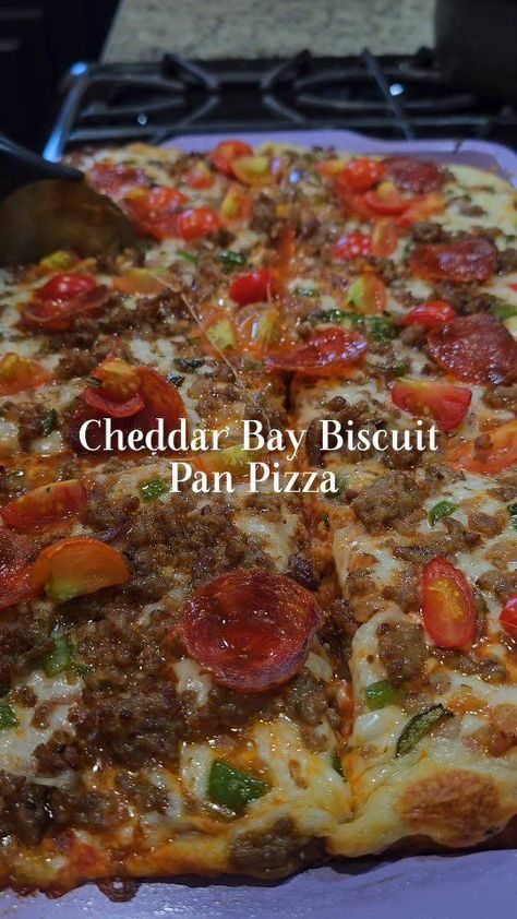 Cheddar Bay Biscuits Pizza, Cheddar Bay Biscuit Pizza, Biscuit Pizza Crust, Chef Boyardee Pizza, Broke Meals, Colorado Recipes, Football Season Food, Detroit Pizza, Deep Dish Pizza Recipe