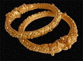 "Golaap-Bala" or Bengali Rose bangles Watch Women's Classy, Bangladesh Fashion, Gold Temple Jewellery, Watch Women's, Antique Gold Jewelry Indian, Designer Diamond Jewellery, Antique Jewelry Indian, Gold Bride Jewelry, Bridal Fashion Jewelry