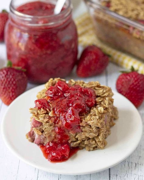 Delicious and filling strawberry baked oatmeal that happens to be vegan and gluten-free (if you use gf oats!). This easy breakfast (or brunch!) is filled with sweet berries and contains no eggs, no dairy, no oil, and no refined sugar. It’s a great make-ahead vegan breakfast to prepare on the weekend and warm up during the week ahead. If you prefer to make this recipe as strawberry baked oatmeal cups, instructions are included in the post. Gluten Free Baked Oatmeal, Strawberry Baked Oatmeal, Gluten Free Vegan Recipes Desserts, Vegan Brunch Recipes, Vegan Gluten Free Breakfast, Baked Oatmeal Healthy, Kid Friendly Breakfasts, Vegan Gluten Free Desserts, Baked Oatmeal Cups