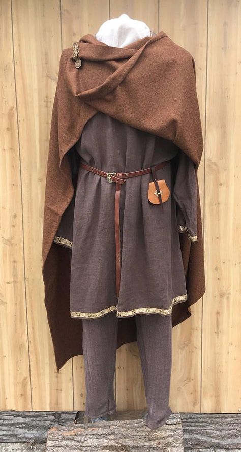 Viking Cloak~ Rusty Brown Wool Cloak~ Wool Square Cloak~ Norse Cloak~Anglo Saxon... - #Brown #Cloak #CloakAnglo #Norse #Rusty #Saxon #square #Viking #Wool Viking Cloak, Wool Cloak, Moda Medieval, Medieval Cloak, Medieval Clothes, Fair Outfits, Viking Clothing, Medieval Style, Medieval Costume