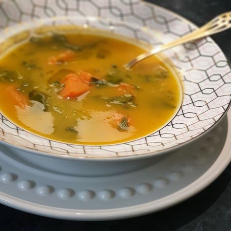 Watercress Soup with Carrot and Pumpkin ❦ Sopa de Agrião com Cenoura e Abóbora Portuguese Carrot Soup, Fridge Healthy, Portuguese Meals, Portuguese Soup, Watercress Soup, Healthy Low Calorie, Green Soup, Portuguese Food, Pureed Soup