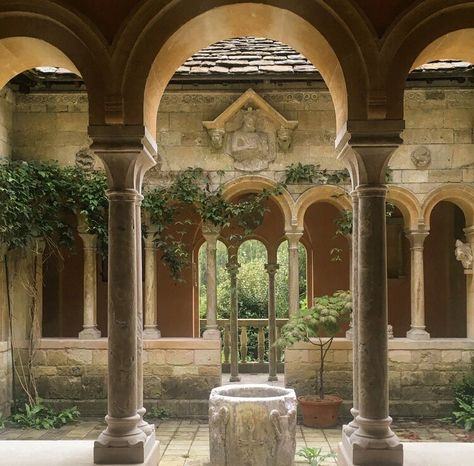 Spanish Courtyard, Manor Garden, Estate Garden, Beautiful Architecture, Pretty Places, House Inspo, Art And Architecture, Architecture Details, Great Britain