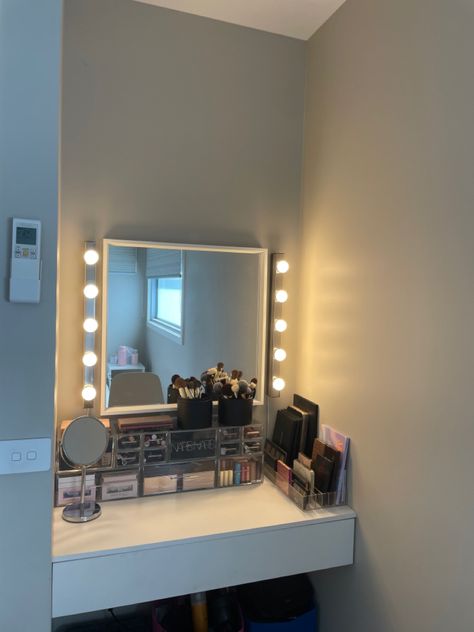 Hollywood Lights Vanity, Organised Vanity, Hollywood Dresser, Makeup Table Organization, Makeup Table Aesthetic, Organised Makeup, Makeup Table Ikea, Dresser Makeup Organization, Organising Makeup