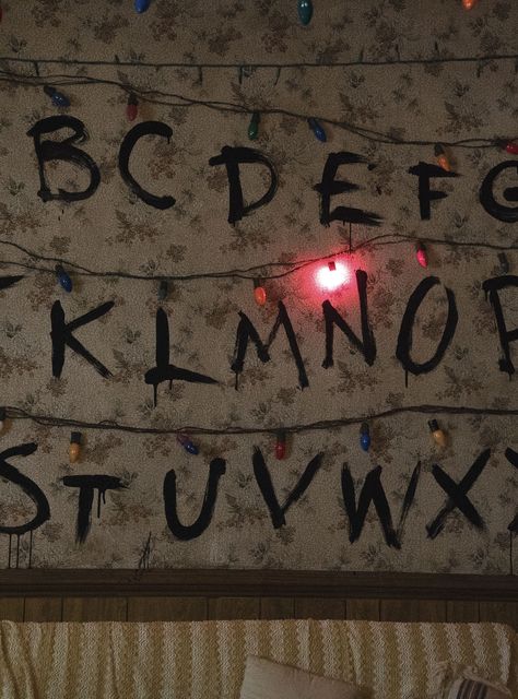 These DIY Stranger Things Lights Are Perfect For Halloween+#refinery29 Stranger Things House Decoration, Stranger Things Halloween Decorations, Stranger Things Monster, Haloween Decor, Stranger Things Wall, Stranger Things Lights, Stranger Things Halloween Party, Harry Potter Halloween Party, Best Halloween Costumes Ever