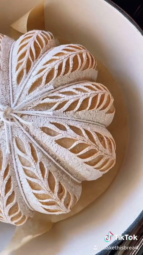 Artisan Bread Design, Bread Scoring Patterns, Beautiful Bread, Bread Scoring, Dough Starter, Homemade Sourdough Bread, Bread Shaping, Bread Art, Sourdough Baking