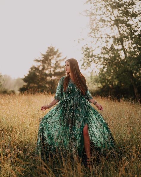 Green Dress Photoshoot Ideas, Green Dress Photoshoot, Boho Maternity Photoshoot, Boho Photos, Maternity Dress Black, Bohemian Photography, Photoshoot Spring, Photoshoot Senior, Photography Dress