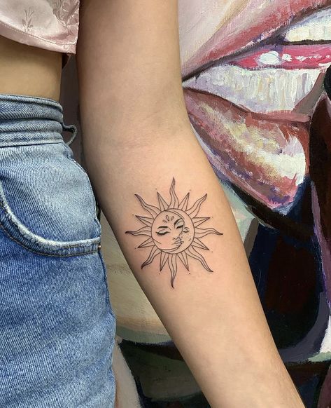 Tattoo Sonne, Sun And Moon Tattoo, Inspiration Tattoos, Sun Tattoos, Dope Tattoos For Women, Cute Tattoos For Women, Classy Tattoos, Discreet Tattoos, Sun Tattoo