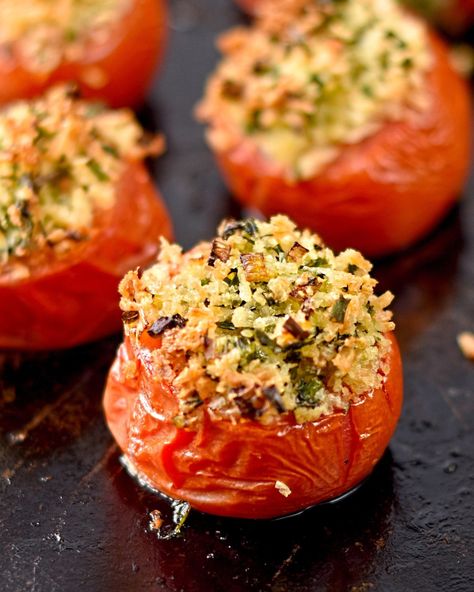 Baked Tomato Recipes, Easy Food Recipes, Tomato Dishes, Stuffed Tomatoes, Baked Tomatoes, Vegetarian Recipes Easy, Tikka Masala, The Circus, Tomato Recipes