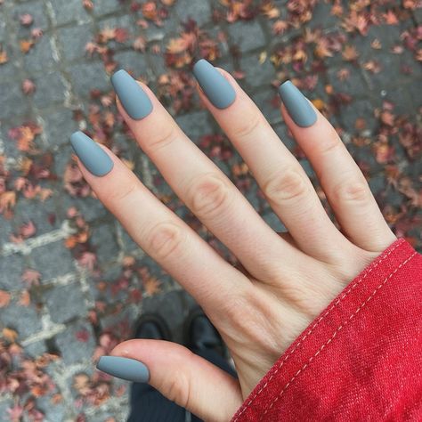 🩶 CONCRETE 🩶 although the polar opposite of the previous nail set … gray matte nails are an undeniable vibe 🦍🐀🐘🐨🐺🦏🦛 @apresnailofficial short coffin & concrete hustle #graynails #concrete #mattenails #pressonnails #pressons #pressonnailsforsale #coffinnails #minimalistnails #artmuseum #neutralnails #gray #grey #greynails #grayscale #customnails Gray Matte Nails, Brutalist Concrete, Grey Matte Nails, Short Coffin, Gray Nails, Neutral Nails, Minimalist Nails, Unique Nails, Nail Art Summer