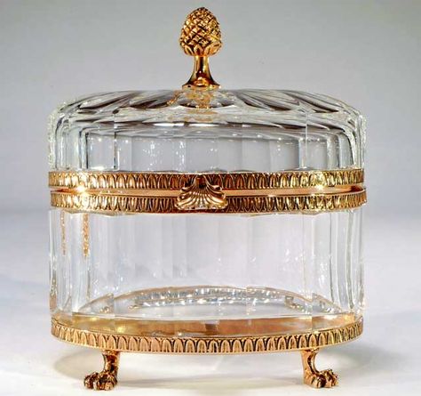 Jewelry Box Crystal, Box Of Crystals, Glass Jewellery Box, Vinatge Jewelry Box, Creative Craft Ideas, Crystal Jewelry Box, Vase Deco, Antique Jewelry Box, Creative Birthday Gifts