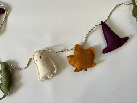 DIY Boho Halloween Crafts: Easy and Affordable Ideas Halloween Homemade Decor, Sewn Halloween Decorations, Diy Felt Halloween Decorations, Felt Holiday Garland, Diy Pumpkin Garland, Sustainable Halloween Decor, Homemade Fall Decor, Fall Felt Garland, Halloween Garland Diy