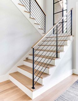 Stair Rails Modern, Open Modern Staircase, Modern Open Staircase Ideas, Staircase Design Modern Railing Ideas, Modern Indoor Staircase, Modern Small Staircase, Scandinavian Railing Stairs, Rod Stair Railing, Partial Open Staircase