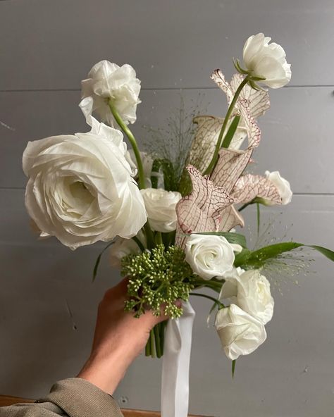 One of my favorite all time downtown elopement bouquets. Modern, minimalist, upscale & a little unique. Abstract Bridal Bouquet, Minimalist Bouquet, Downtown Elopement, Modern Bouquet, Minimal Modern, Color Palettes, Bridal Bouquet, Modern Minimalist, All Time