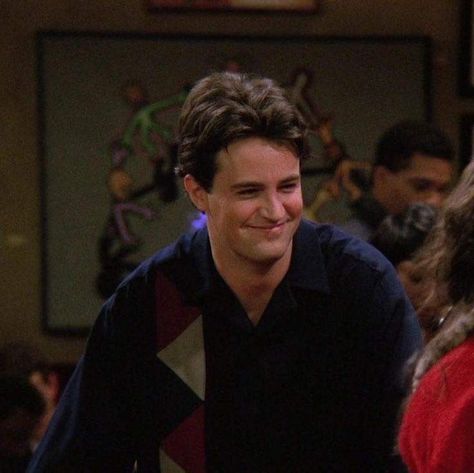 Young Chandler Bing, Chandler Bing Cute, Matthew Perry 90s, Chandler Bing Aesthetic, Matthew Perry Young, Friends Chandler, Chandler Friends, Chan Chan, Friends Scenes