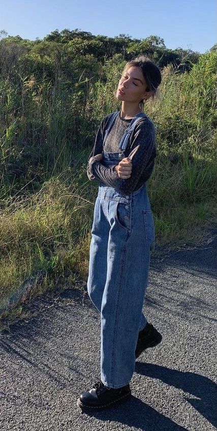 Selena Gomez Short Curly Hair, Overalls And Docs Outfit, Outfit Ideas Dungarees, Fall Dungaree Outfits, Docs And Overalls, Autumn Dungarees Outfit, Current European Fashion Trends, Spring Outfits Overalls, Overalls Outfit Autumn