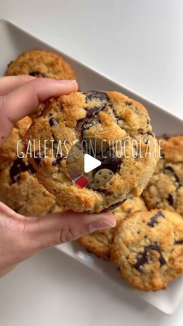 Laura Álvarez | Recetas keto 👩🏻‍🍳 on Instagram: "GALLETAS CON CHOCOLATE 🍫🍪 Si te gustan las galletas de chocolate tienes que probar estas si o si!!! Si te ha gustado dale ❤️ y sígueme para más recetas   INGREDIENTES ⬇️ 105gr. harina de almendras  1 huevo 🥚  50gr. mantequilla  2cdas. eritritol  1cdita. levadura Aroma de vainilla  Chips de chocolate de @delizketo   👩🏻‍🍳 Derrite la mantequilla. Mezcla muy bien todos los ingredientes. Añade las chips de chocolate. Con un cuchara ve dándoles forma sobre el papel de hornear. Mételas en el horno a 180º 10-12 minutos y listo!!!!  A disfrutar 🩷🩷🩷 #keto #recetasketo #sinharina #singluten #receta #recipe #receitas #like #follow #cookies" Galletas Keto, Healthy Snacking, Recetas Keto, Keto Cookies, Sin Gluten, Healthy Snacks, Dessert Recipes, Cafe, On Instagram