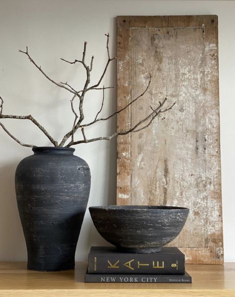 Black Tray Decor, Large Table Decor, Home Decor Ideas Modern, Refresh Home, Spring Decorating Ideas, Key Dish, Rustic Bowl, Wabi Sabi Interior, Wabi Sabi Decor