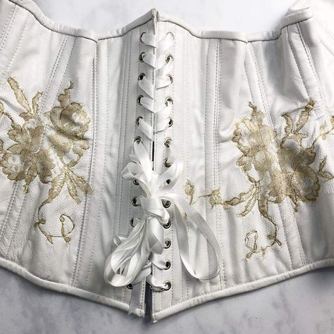 White Underbust Corset Outfit, White Corset Aesthetic, White Underbust Corset, White And Gold Corset, Aesthetic Mens Outfits, Underbust Corset Outfit, Leather Underbust Corset, Mascarade Ball, Corset Aesthetic