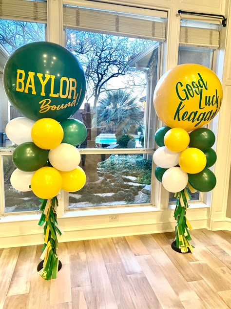 High School Graduation Balloon Garland, Softball Balloons, Green And Yellow Graduation Party Decor, Senior Balloons, Baylor Graduation Party, Balloon Garland Graduation, Green And Gold Graduation Party Ideas, College Event Decoration Ideas Creative, College Signing Day Table Ideas