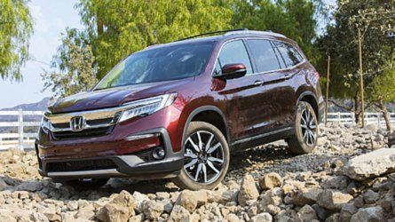 Dealer network boss says they'll sell whatever the customers want. Honda Suv Models, Honda Suv, Suv Honda, Large Suv, Honda Passport, Suv Models, Mid Size Suv, Chevrolet Traverse, Honda S